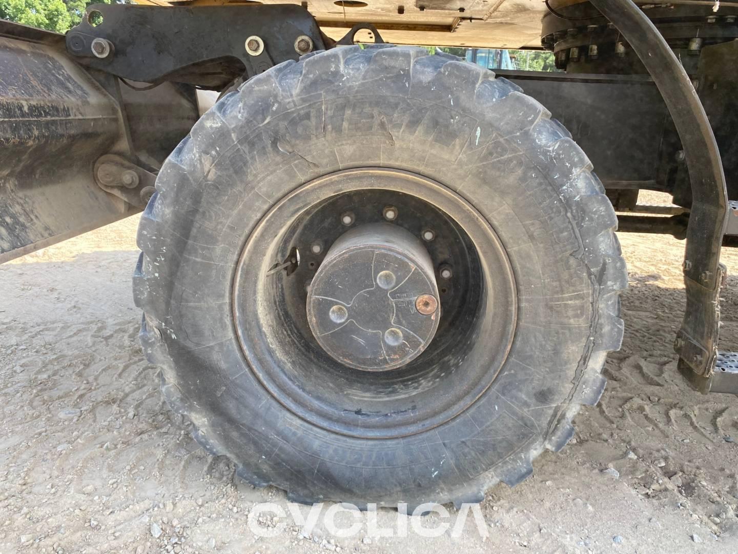 Pelles sur pneus  M318F F8B00392 - 15