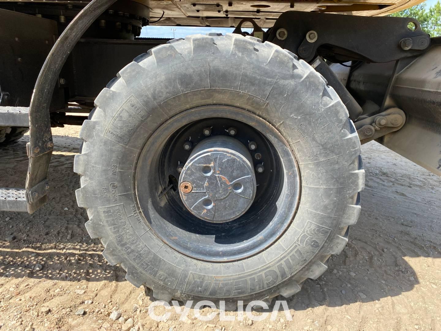 Pelles sur pneus  M318F F8B00392 - 18