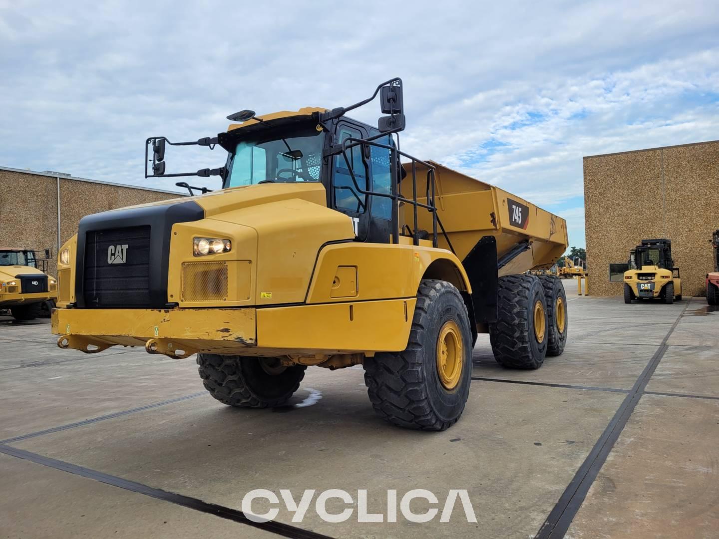 Dumpers e caminhões articulados  745-04 3T601583 - 1