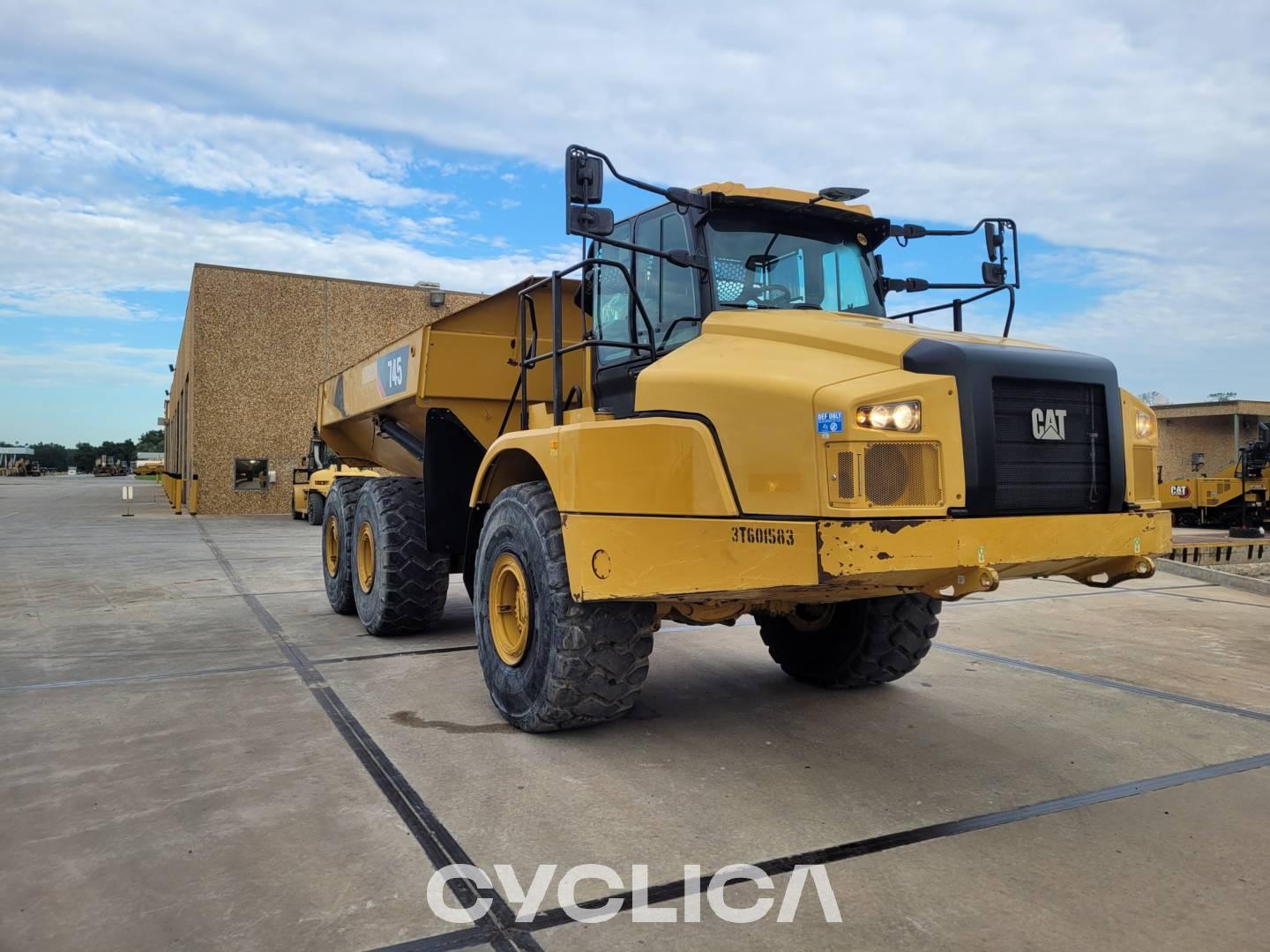 Dumpers e caminhões articulados  745-04 3T601583 - 3