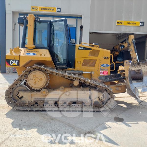 Bulldozers and crawler tractors  D6N GB600780 - 2