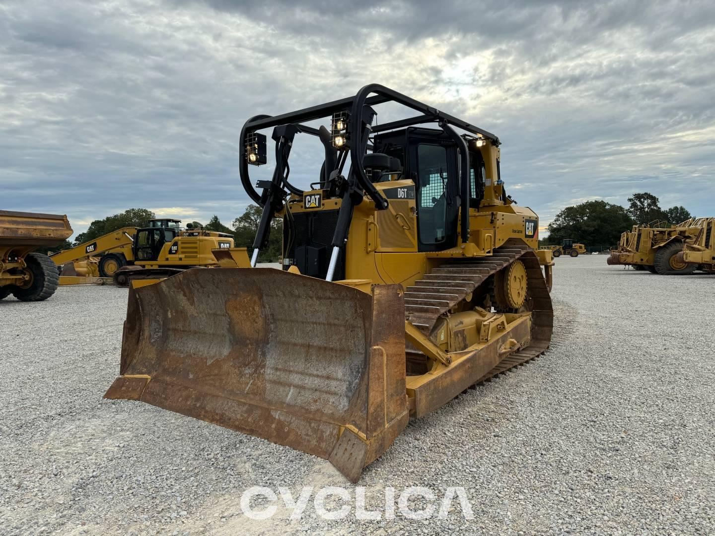 Bulldozers et tracteurs à chenilles  D6T MB500361 - 1