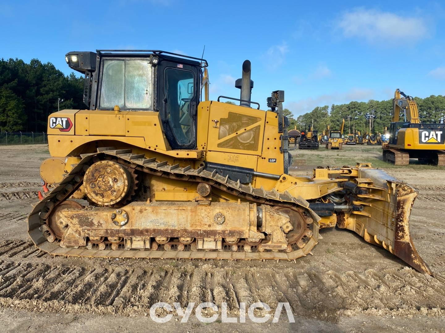 Bulldozers and crawler tractors  D6 RDC00828 - 11