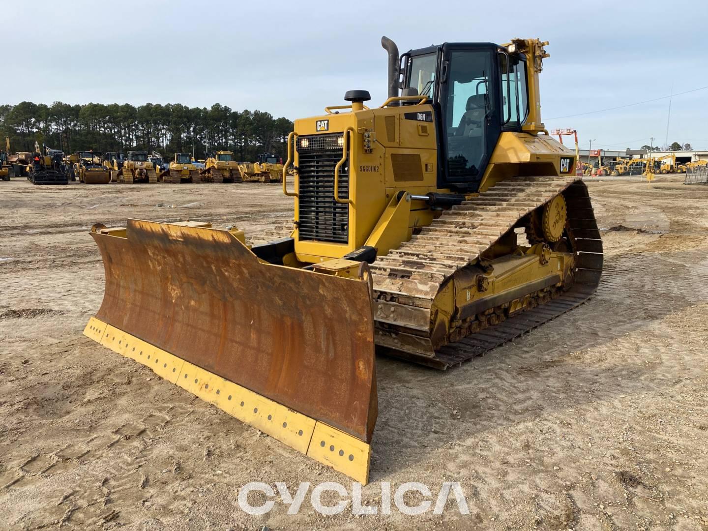 Bulldozers and crawler tractors  D6N SGG01162 - 1