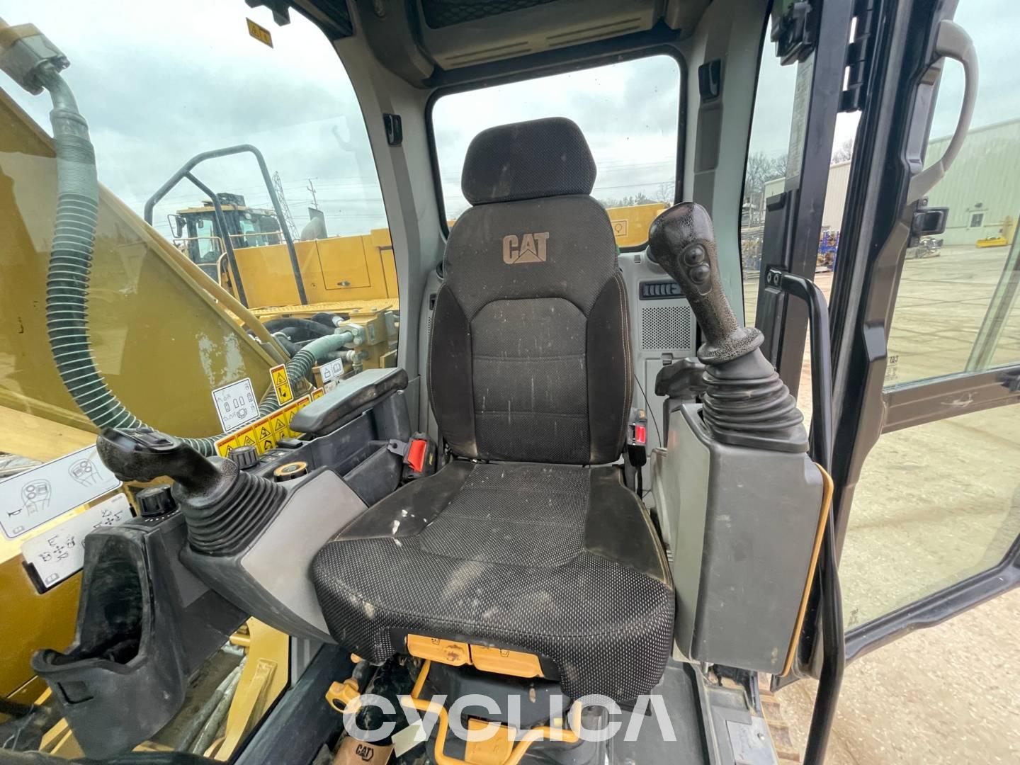 Crawler excavators  323 NDL10589 - 6