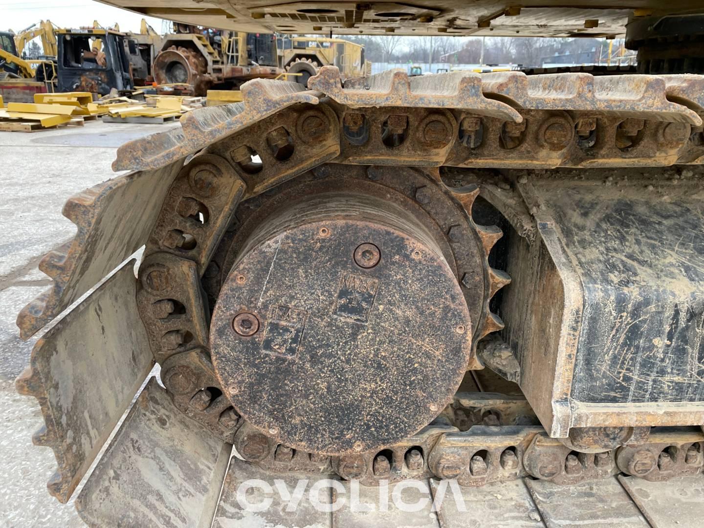 Crawler excavators  323 NDL10589 - 9