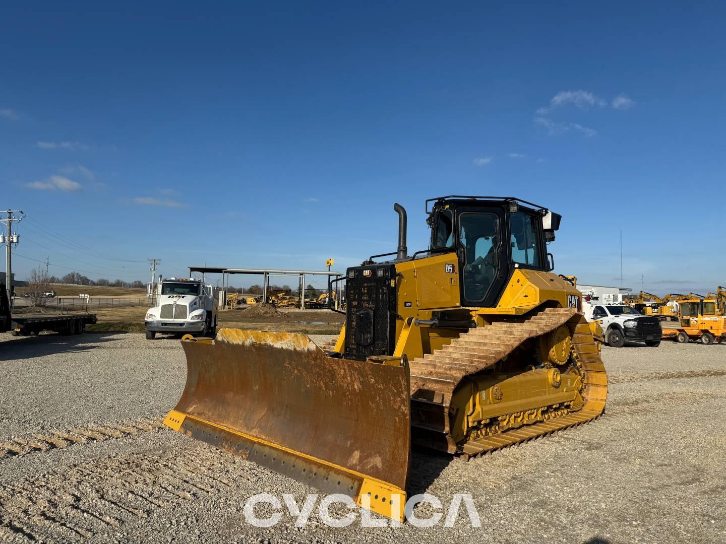 Bulldozers e tratores de rastos  D517VP Z6A02049 - 1