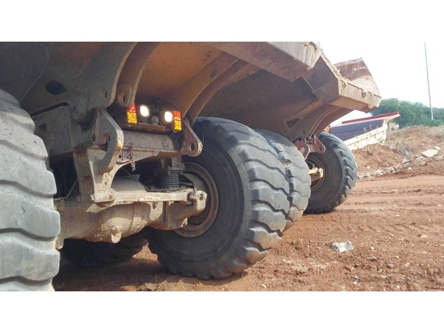 Dumpers e caminhões articulados  745 3F605638 - 13