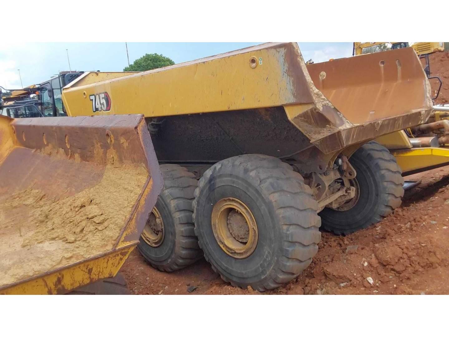 Dumpers e caminhões articulados  745 3F605636 - 3