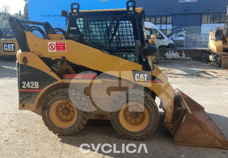 Skid steers  242B BXM00865 - 1