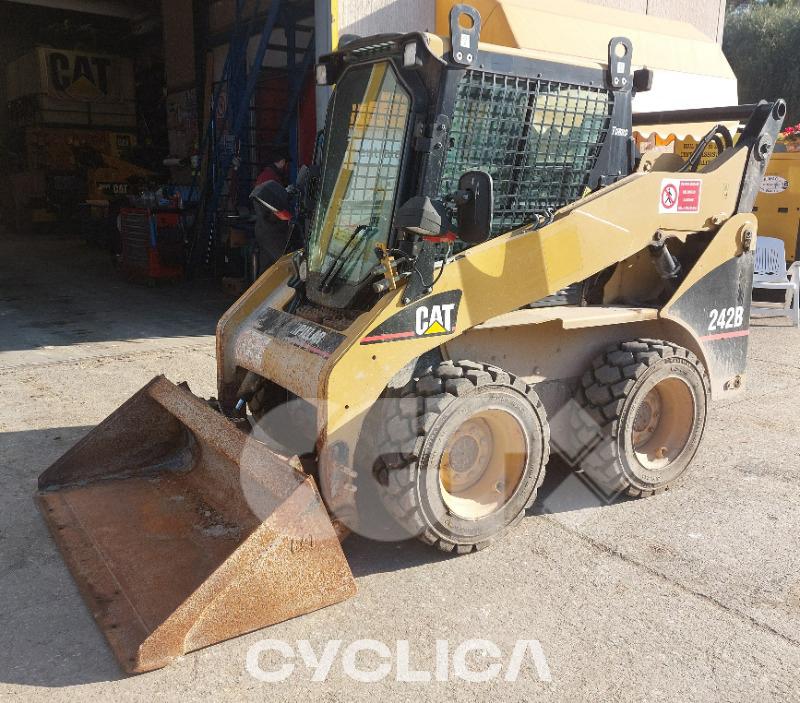 Skid steers  242B BXM00865 - 6