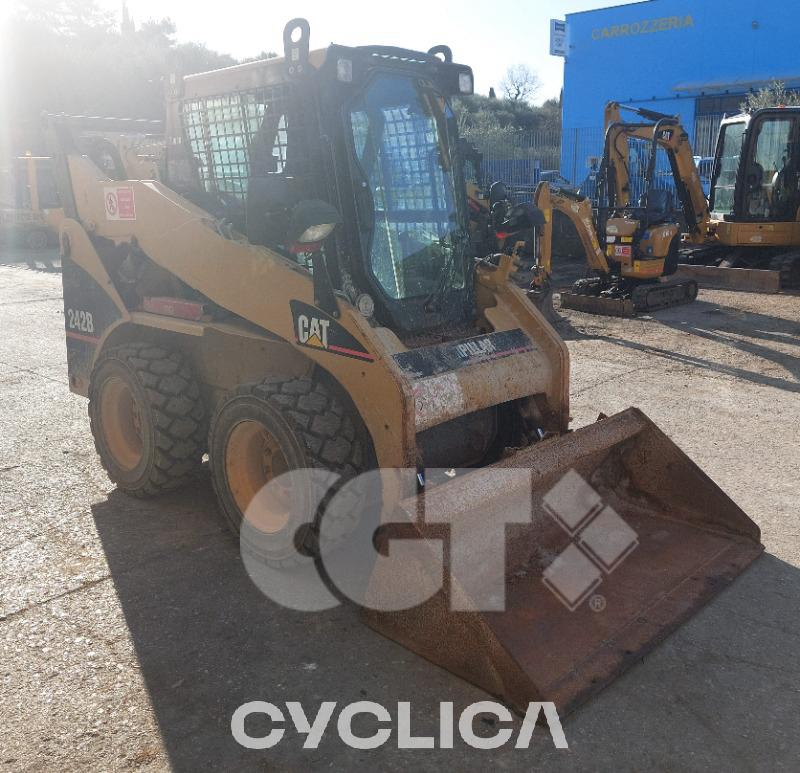 Skid steers  242B BXM00865 - 13