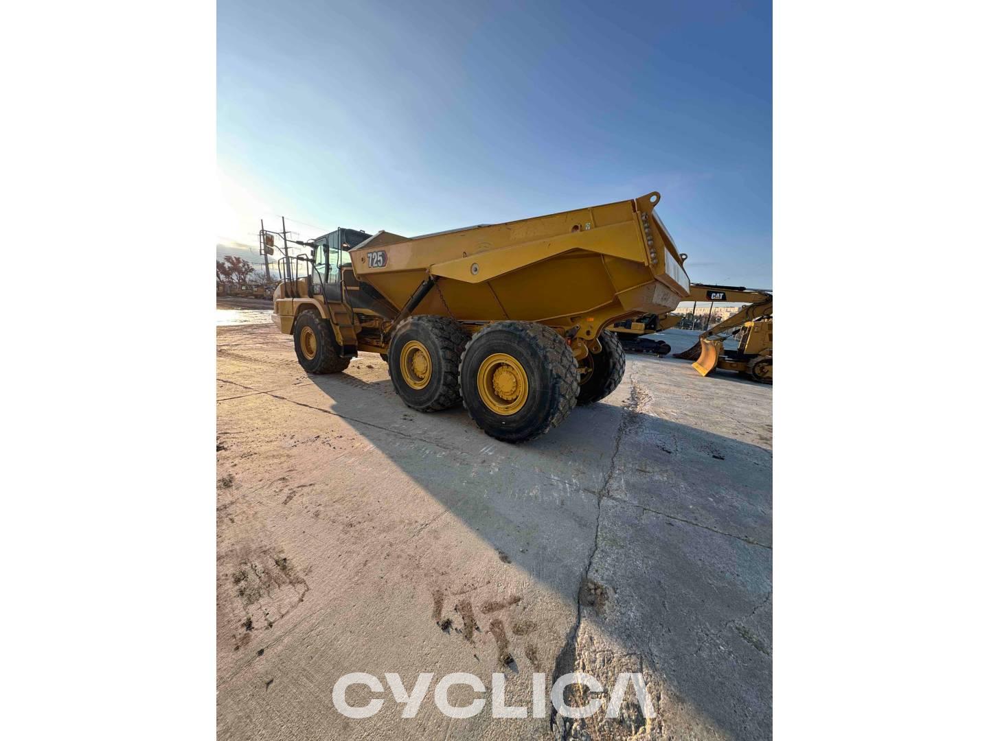 Dumpers e caminhões articulados  725-04 3T900959 - 5