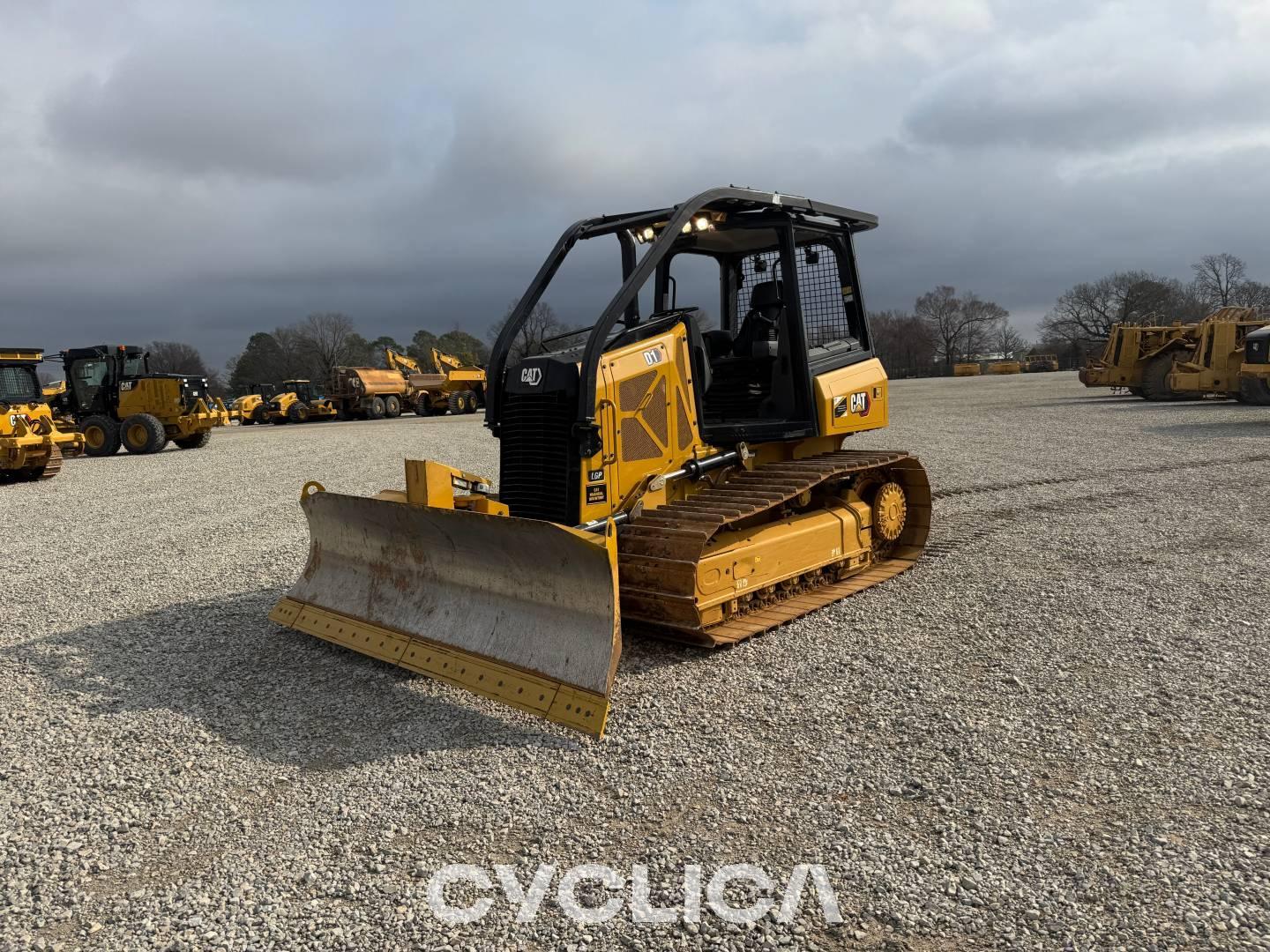 Bulldozers and crawler tractors  D1-12LGP XKL04410 - 1